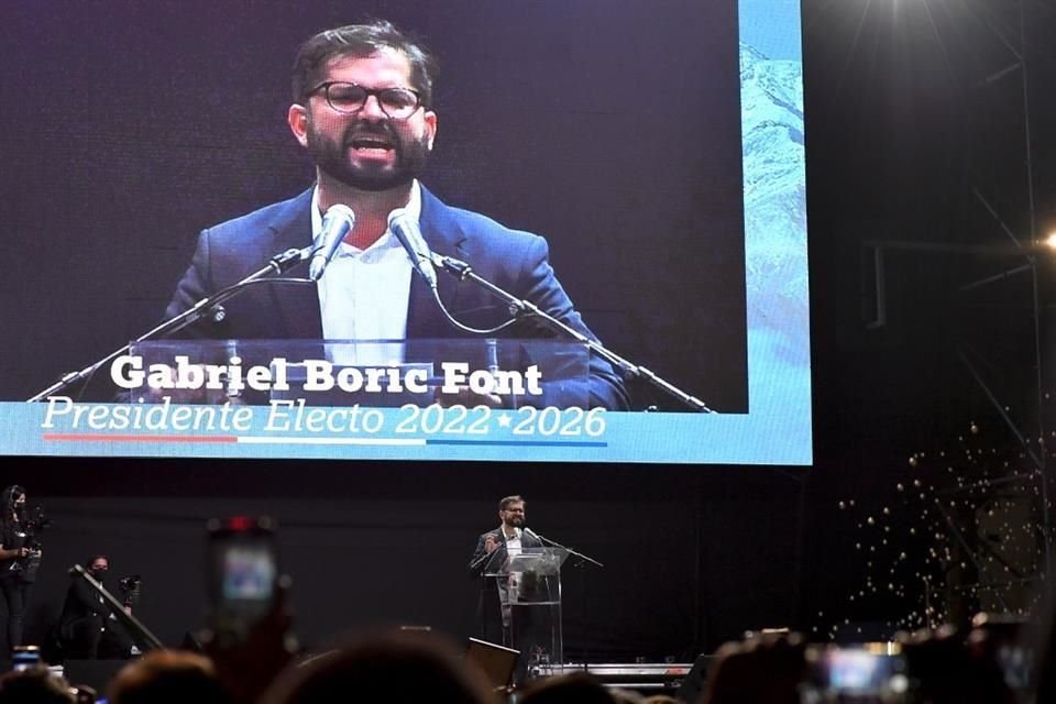 Gabriel Boric se dirige a sus partidarios desde Santiago, luego de triunfar en la elección presidencial.