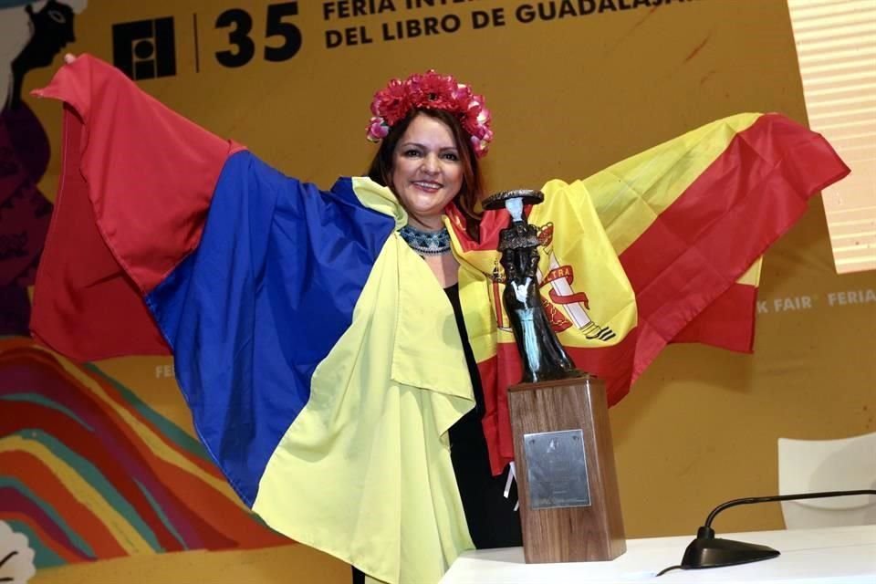 Nani recibió en la pasada Feria Internacional del Libro de Guadalajara el Homenaje La Catrina enfundada en las banderas de Colombia y España.