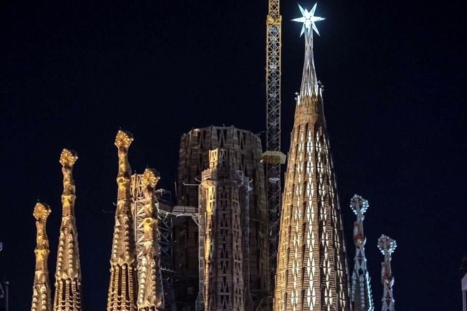 La Torre de la Virgen María mide 138 metros y está coronada por una estrella de vidrio y acero inoxidable.