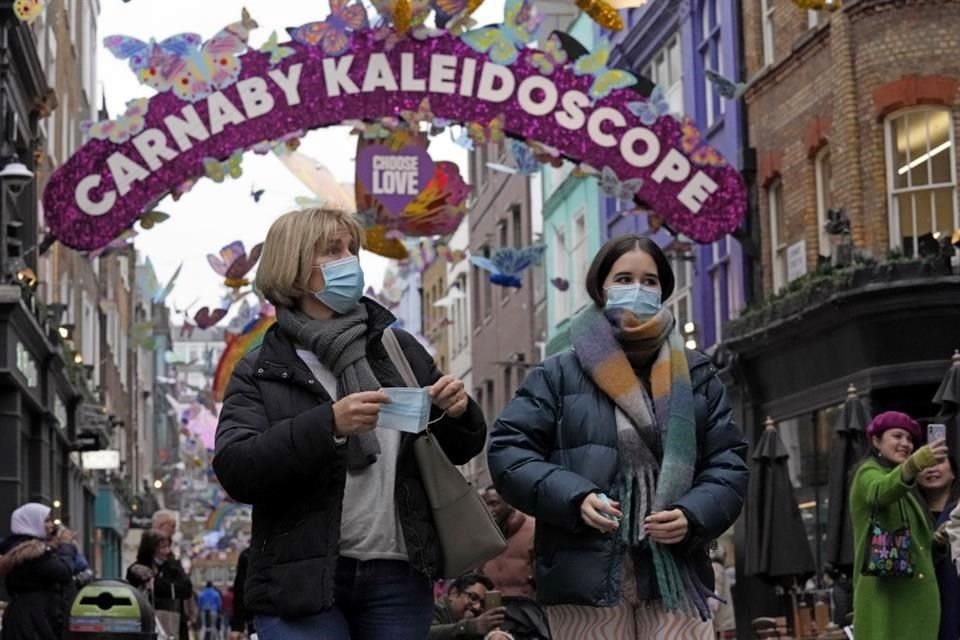 Personas con cubrebocas caminan por la calle Carnaby en Londres.