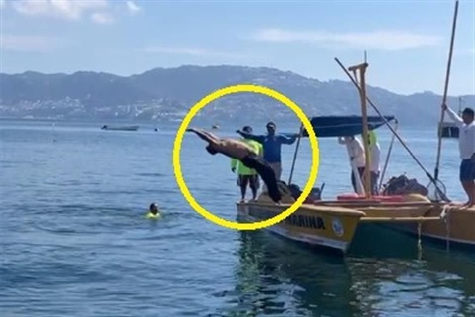 Momento en que Félix Salgado se arroja al agua desde una balsa.