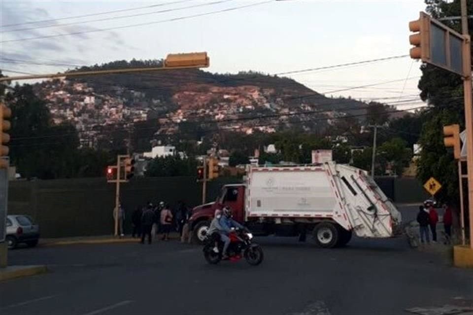 Al menos 16 vialidades de Oaxaca fueron cerradas por personal del Ayuntamiento, limpia pública y Policía Vial Municipal, todos ellos acusan no haber recibido aguinaldo.