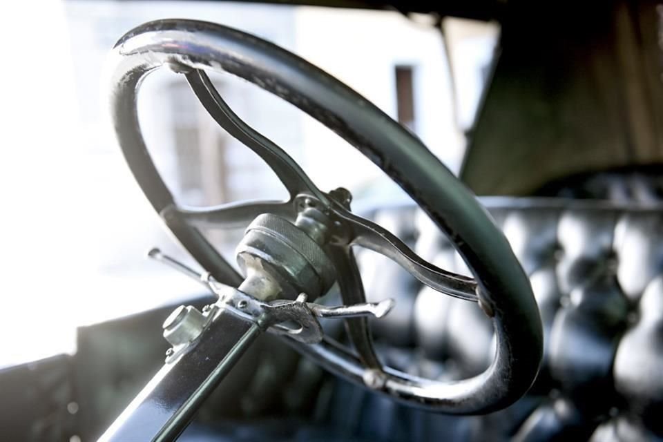 El modelo Ford T contaba con un motor de cuatro cilindros en línea que generaba 22 caballos de fuerza y alcanzaba una velocidad máxima de 50 km/h.
