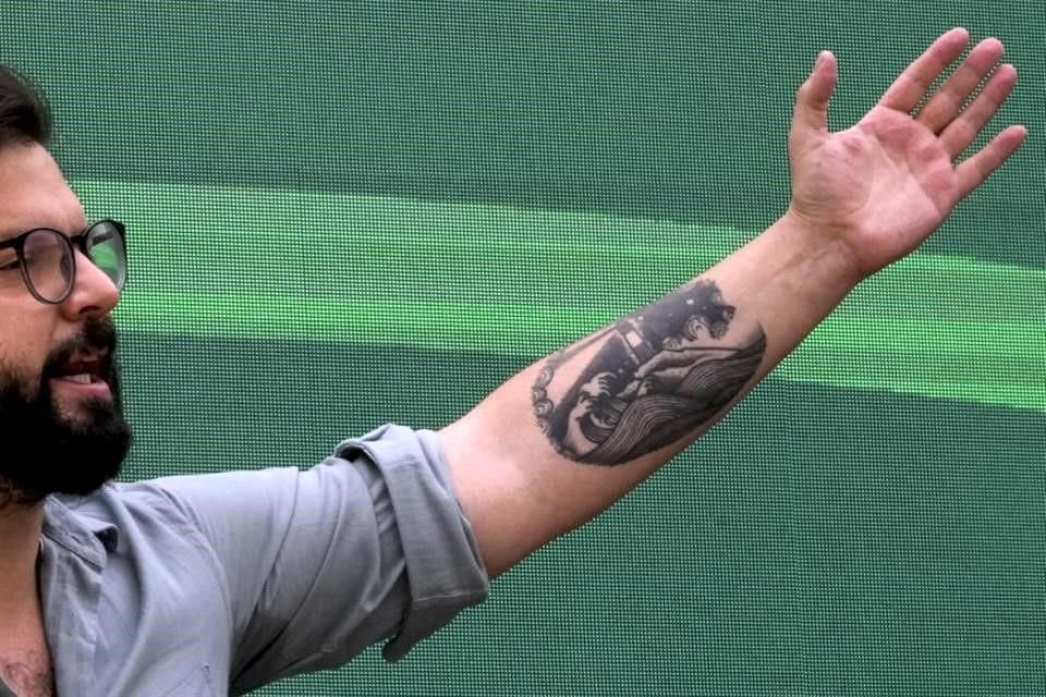 Un tatuaje de un faro ubicado en el Estrecho de Magallanes decora el brazo del entonces candidato presidencial Gabriel Boric durante un mitin en Santiago, Chile, el lunes 1 de noviembre de 2021.