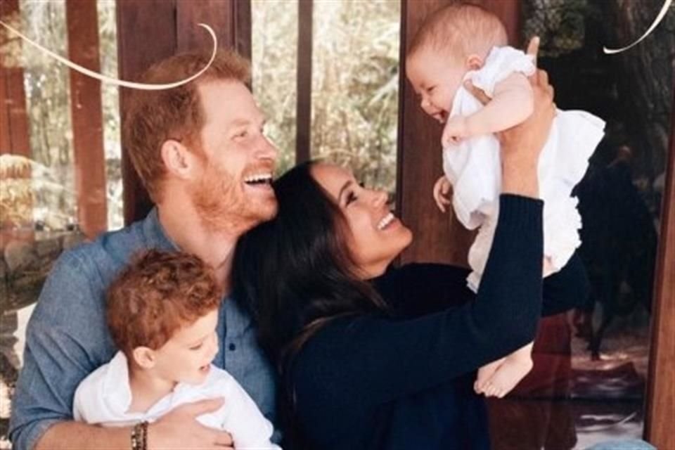 A través de una postal navideña, el príncipe Enrique y Meghan Markle  comparten por primera vez una foto con su segunda hija Lilibet Diana.