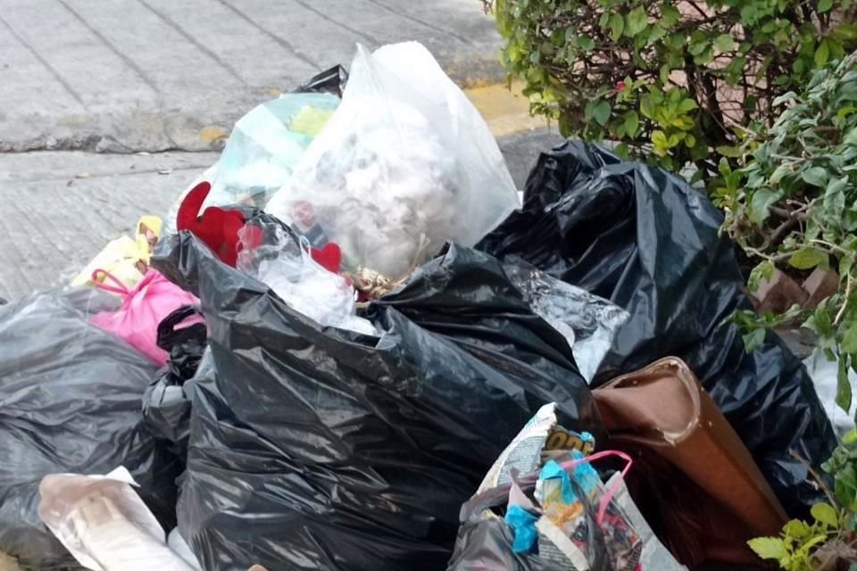 Las calles de Cuernavaca se llenaron de basura luego de que trabajadores de limpia pública iniciaran paro por falta de pagos.