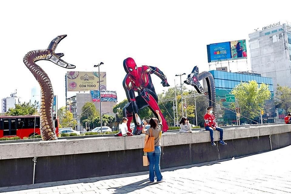 En Glorieta Manacar, BJ, personal de CDMX retiró publicidad por violar ley, pero empresa la reinstaló; expertos alertan por norma imprecisa.