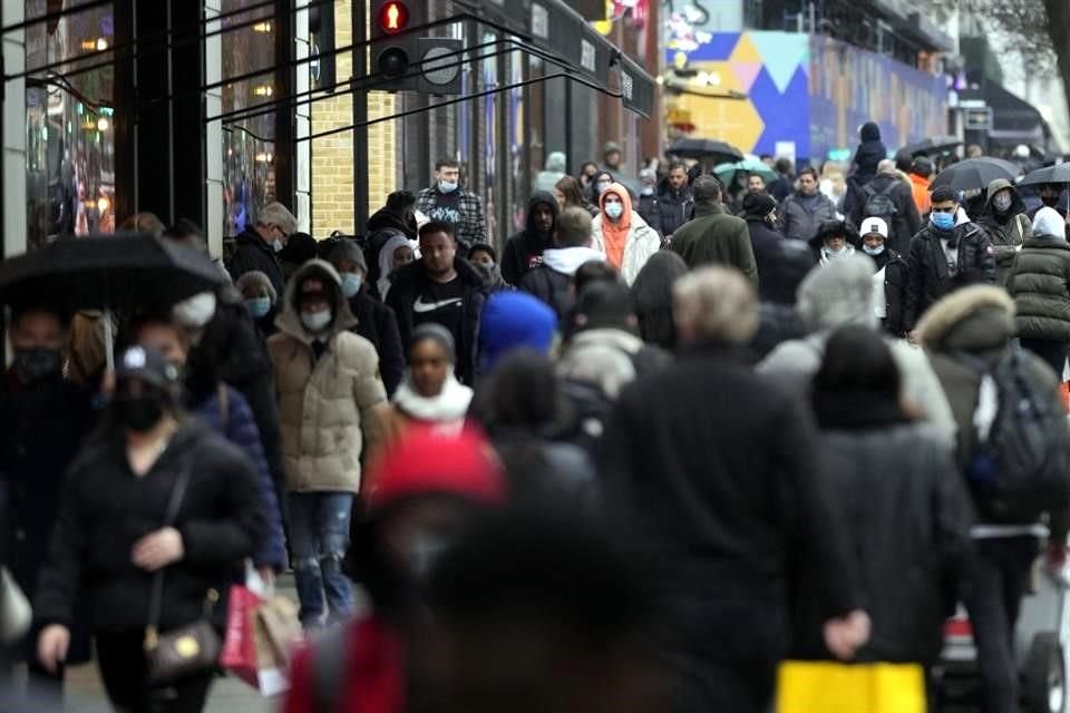 Personas hacen compras navideñas en Oxford Street, Londres.