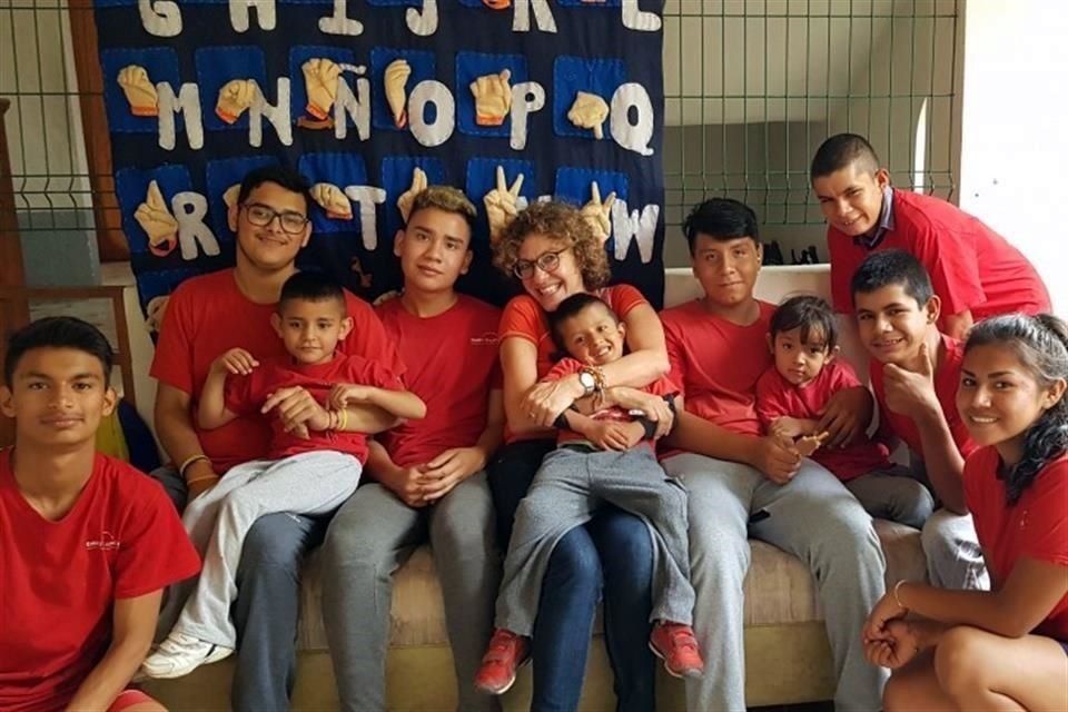 Taki Mundo Instituto de Educación Especial ofrece a jóvenes con sordera en Michoacán educación integral que les permite relacionarse mejor.