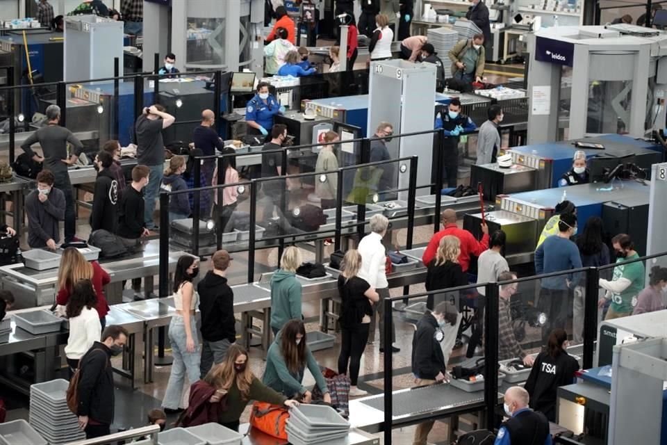 En uno de los periodos más activos del año, las aerolíneas están teniendo problemas para cumplir con la demanda de vuelos.