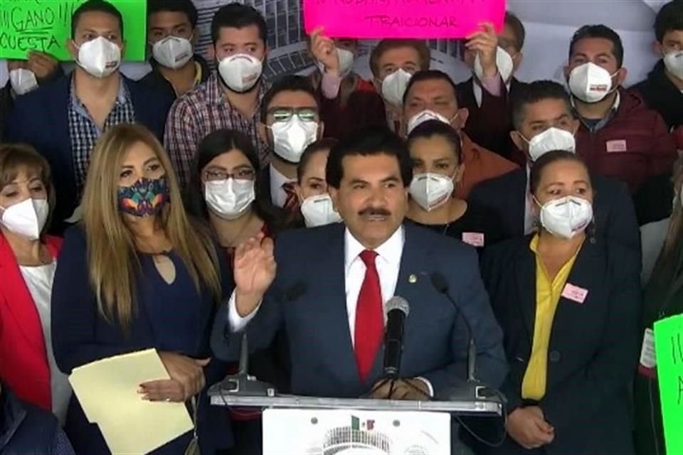 Enríquez en conferencia de prensa en el Senado.