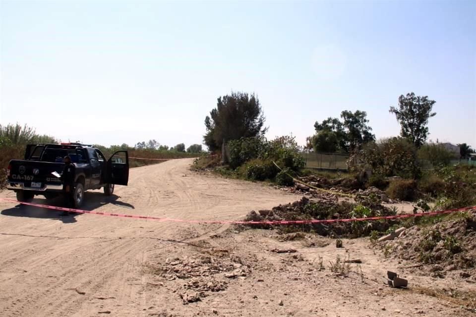 El cadáver de la persona asesinada quedó abandonado sin nadie que lo resguardara hasta que llegaron elementos de la Policía del Estado para acordonar la escena del crimen.