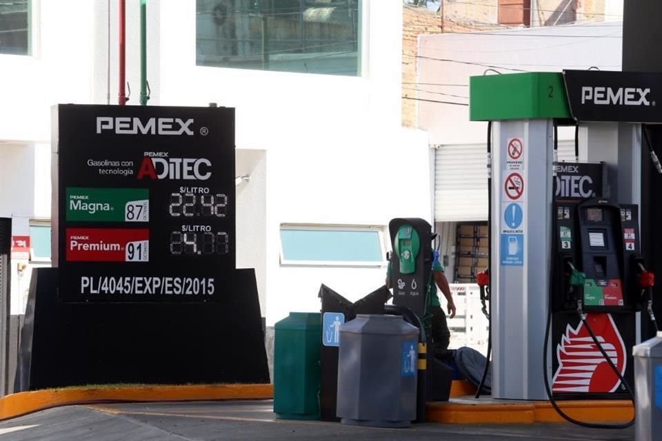 Director de Pemex aseguró que no habrá 'gasolinazo' en enero.