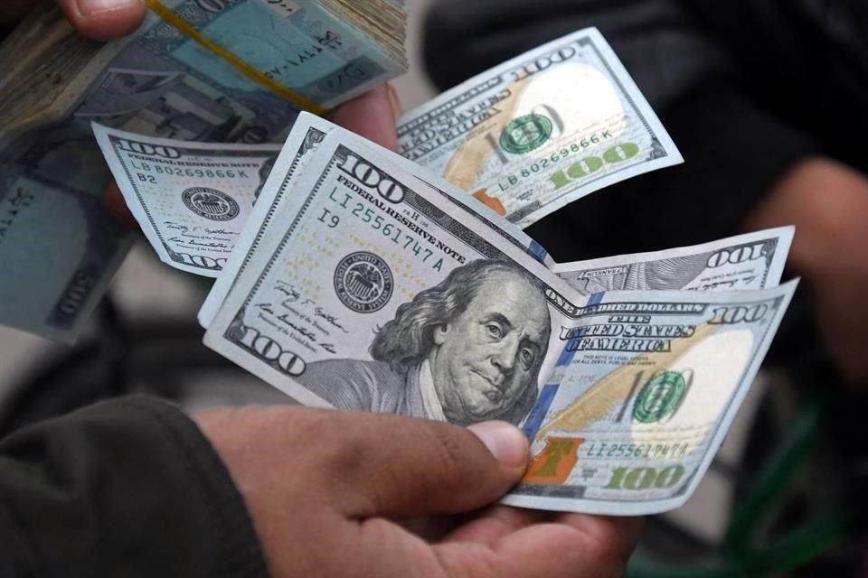 Al mayoreo, el dólar se fortaleció 10.78 centavos, a 19.8802 pesos.