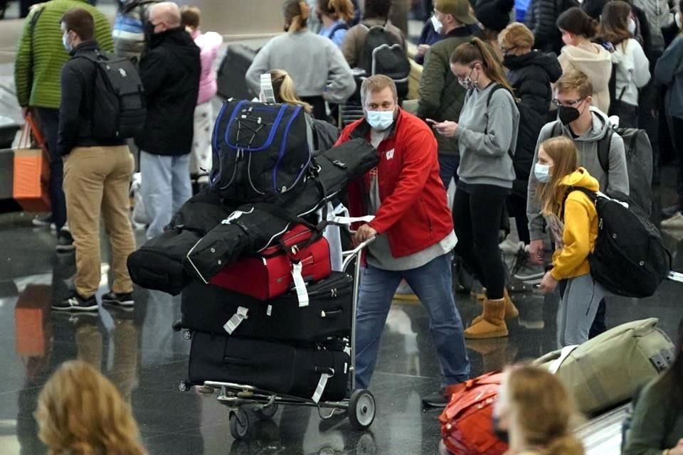 Viajeros caminan por el Aeropuerto Internacional de Salt Lake City, el lunes.