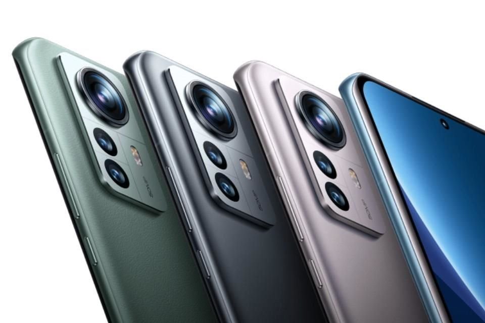 Xiaomi 12 y Xiaomi 12 Pro son muy parecidos, ambos tienen el mismo chipset de gama alta, pantallas AMOLED con protección Corning Gorilla Glass Victus y tasa de actualización de hasta 120 Hz.