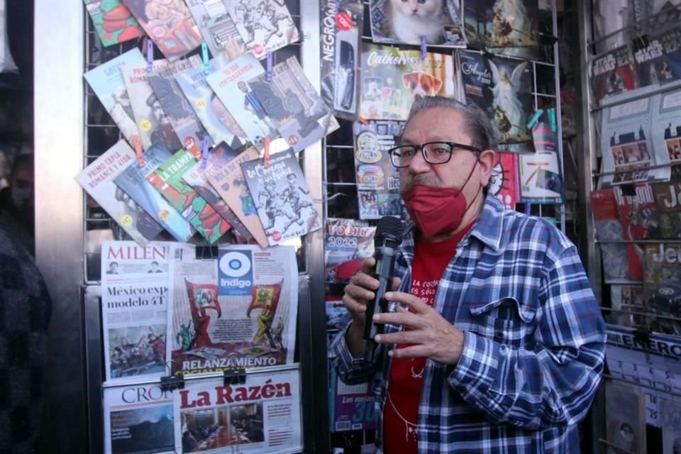 Paco Ignacio Taibo II presentó recientemente la venta de libros del FCE en puestos de periódicos y revistas de la Ciudad de México.
