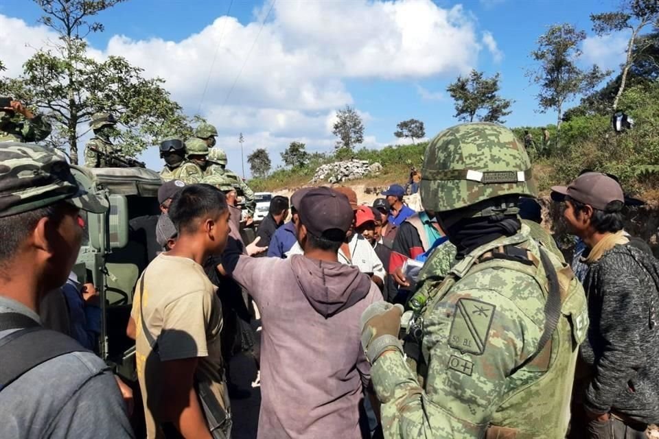 Los habitantes advirtieron a los efectivos que los van a retener si desarman otra vez a los comunitarios.