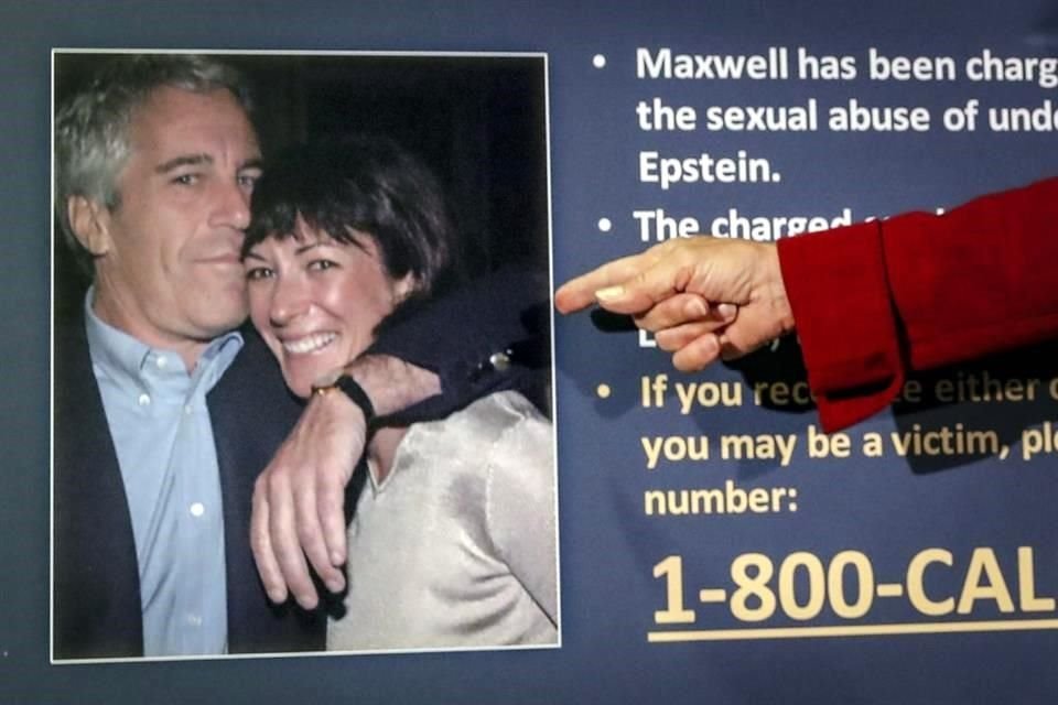 Audrey Strauss, fiscal interino de NY, señala una foto de Jeffrey Epstein y Ghislaine Maxwell, en 2020.