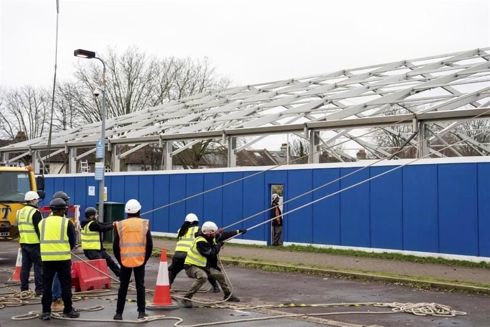 Trabajadores alistan una de las estructuras en un hospital de Inglaterra.