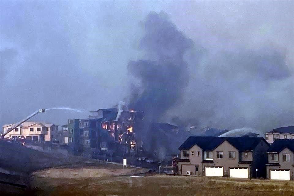 Bomberos combaten los incendios provocados por caída de cables eléctricos en Superior, Colorado, cerca de Denver.