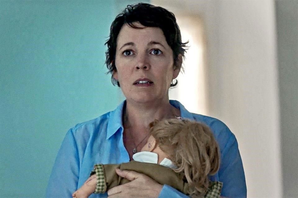 'La Hija Oscura', debut como directora de la actriz Maggie Gyllenhaal, aborda temas como la maternidad en una mezcla de realidad y fantasía. La cinta la protagoniza Olivia Colman (foto).