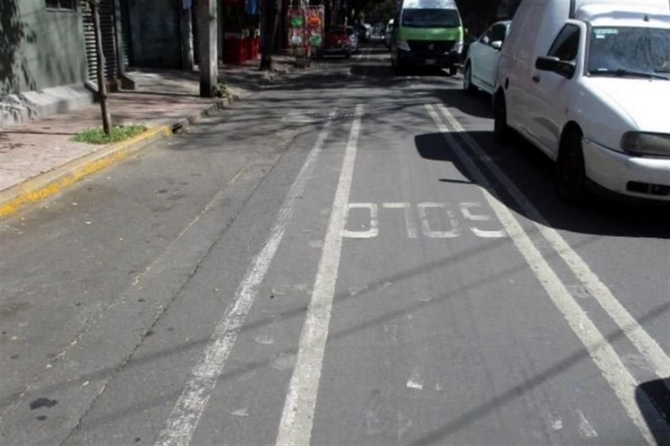 Vecinos acusaron que la Alcaldía Miguel Hidalgo cubrió la ciclovía en la Avenida Lago Bolsena con el nuevo balizamiento.