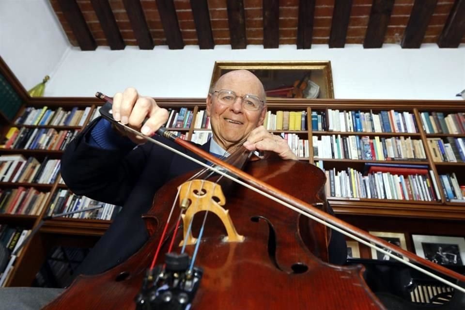 Carlos Prieto cumple hoy 85 aos. Como concertista ha estrenado ms de un centenar de piezas para violonchelo.