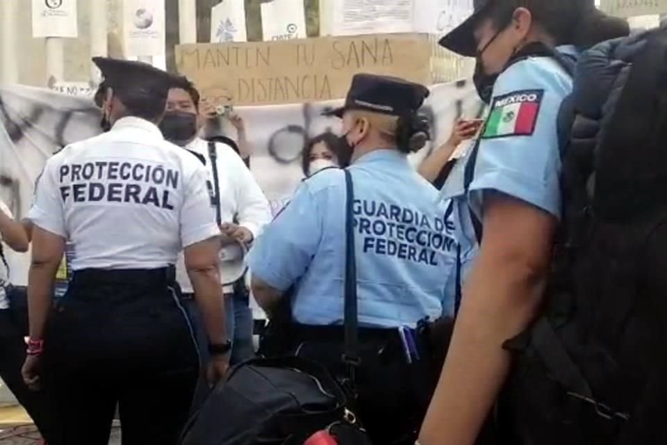 Agentes del Servicio de Protección Federal (SPF) ingresaron al Centro de Investigación y Docencia Económicas (CIDE) con lo que se formalizó el cambio de guardia de privada a pública.