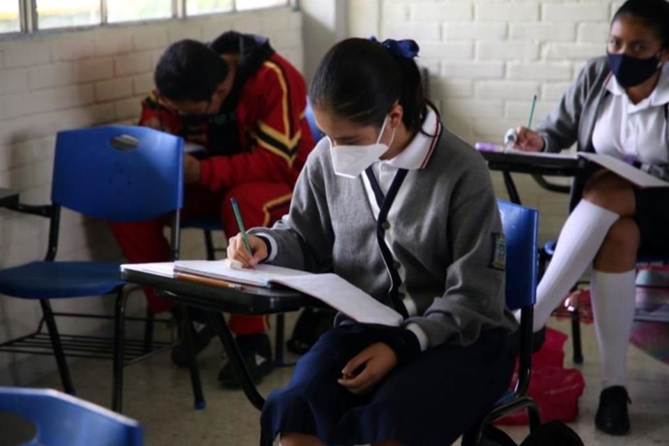 Estudiantes de los niveles básico y medio superior tendrán clases a distancia y presenciales en Puebla a partir de este 3 de enero.