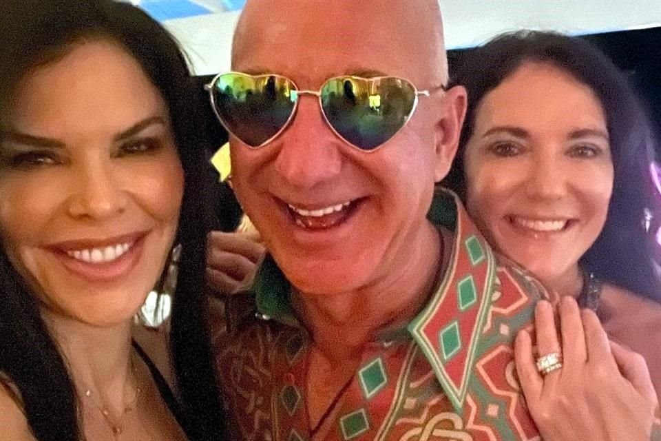 Según varios internautas, el empresario Jeff Bezos se parece cada vez más al rapero Pitbull; estas fotos de Año Nuevo serían prueba de ello. A su izquierda, su pareja, Lauren Sánchez.