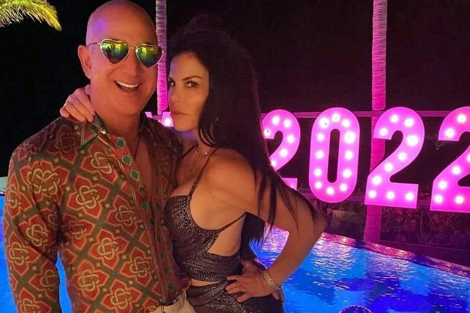 Según varios internautas, el empresario Jeff Bezos se parece cada vez más al rapero Pitbull; estas fotos de Año Nuevo serían prueba de ello. A su derecha, su pareja, Lauren Sánchez.