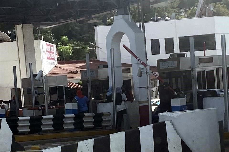 Este domingo estudiantes normalistas de Ayotzinapa tomaron tres casetas en la Autopista Cuernavaca-Acapulco y pedían cuotas.