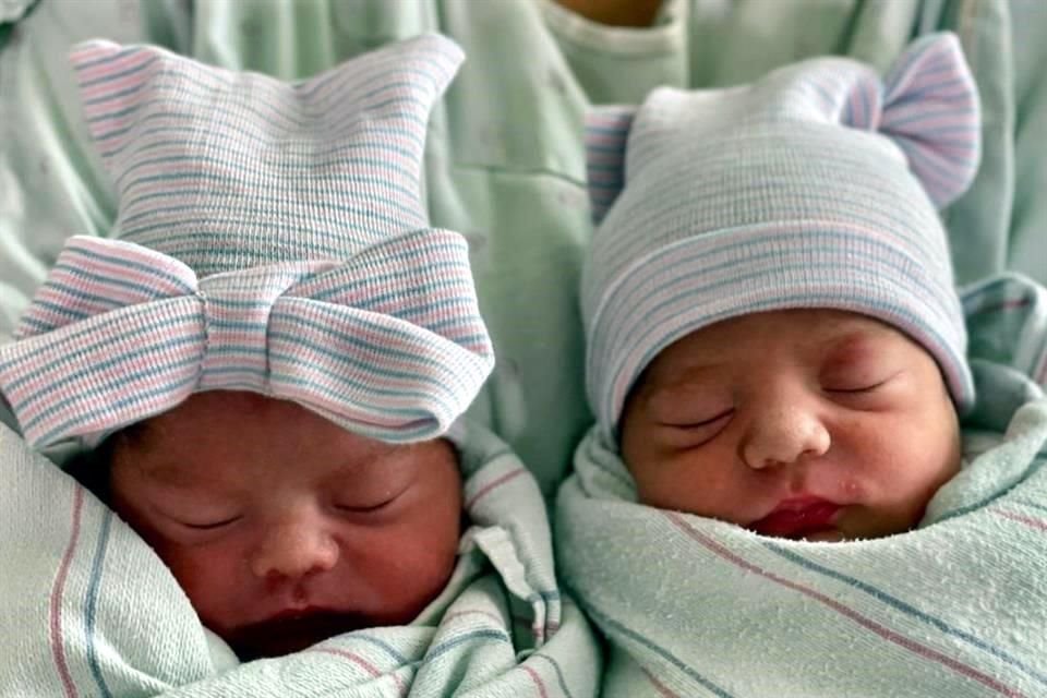 Los gemelos nacieron en diferente año y sorprendieron a un hospital en California.