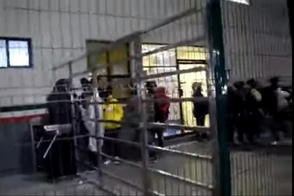 Cerca de las 23 horas, el contingente de migrantes intentó cruzar por el cruce peatonal.