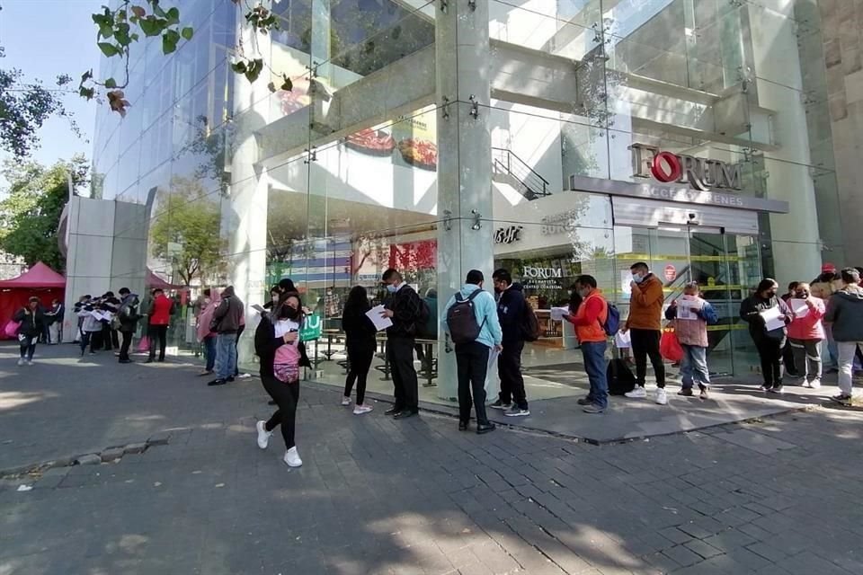 Personas hacen fila para la prueba Covid-19 en la plaza Forum Buenavista.