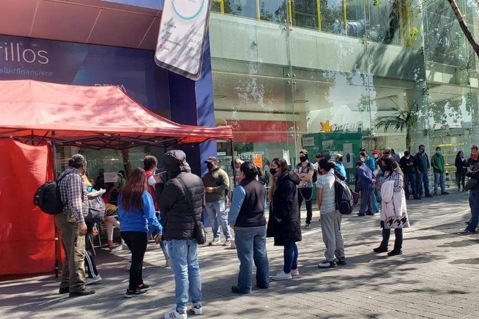 Pese a estar formados por horas frente a kioscos en plazas, cientos de capitalinos no pudieron acceder a una prueba Covid ante alta demanda.