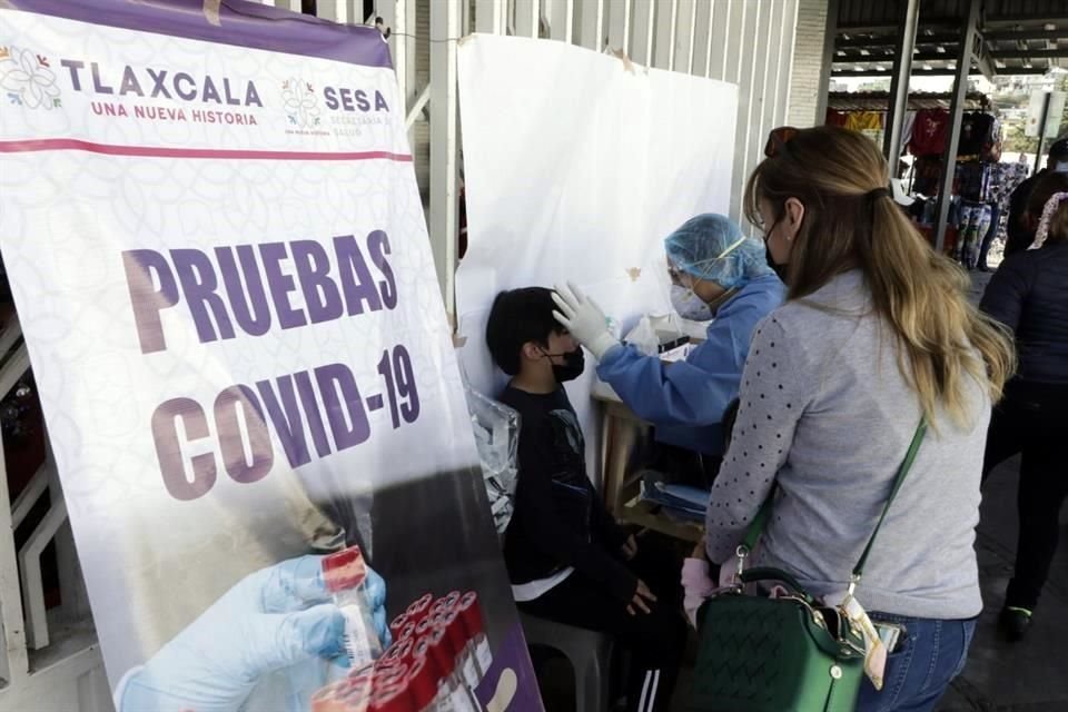 Ciudadanos acuden a realizarse pruebas Covid-19 luego de las fiestas de diciembre.