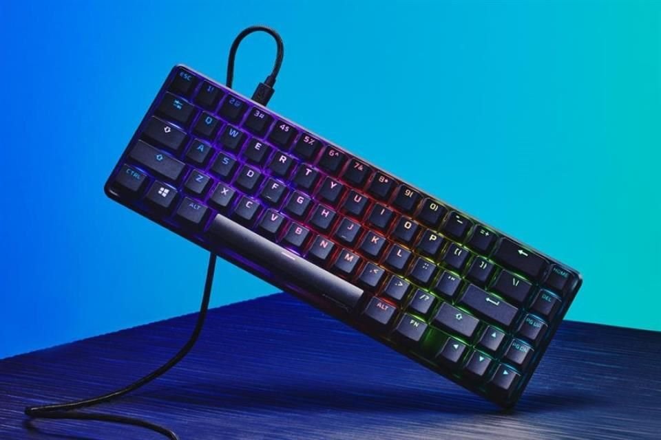 El teclado mecánico HyperX Alloy Origins 65 tiene un factor de forma compacto de 65 por ciento para liberar espacio en el escritorio.