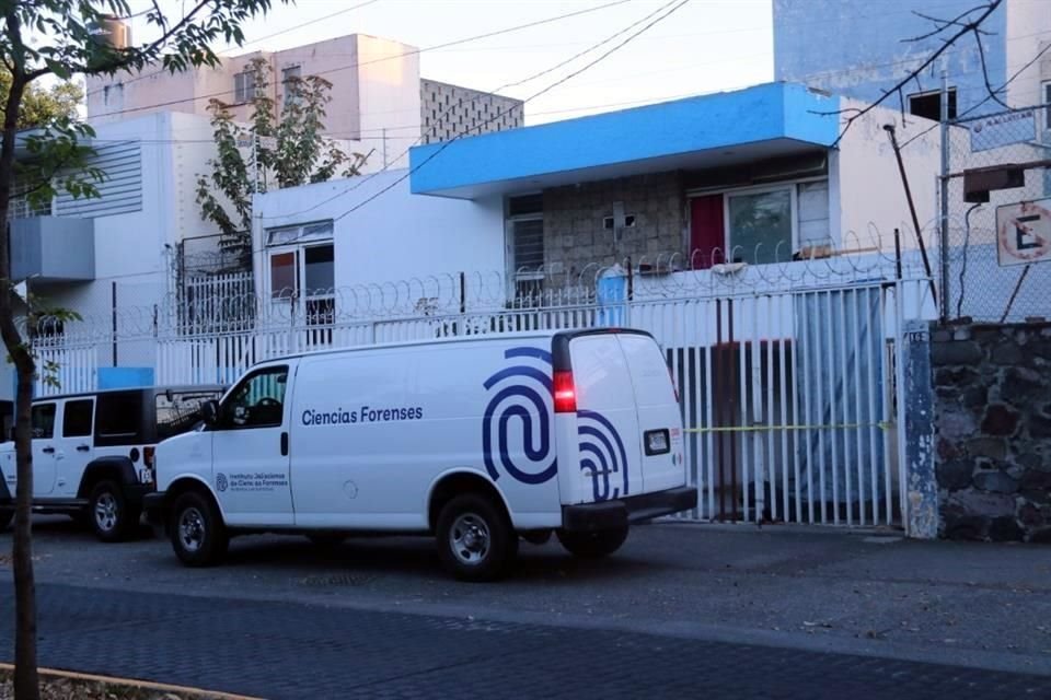 Con marcas de golpes, heridas de arma blanca y una soga en el cuello hallaron el cuerpo de un joven en una casa en Arcos Vallarta, en Guadalajara.