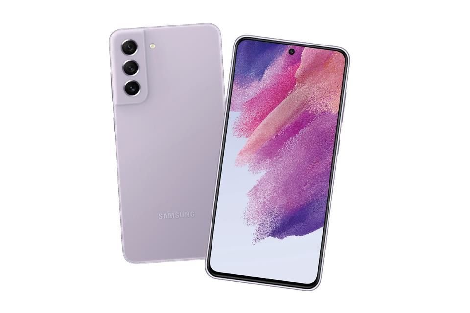 El smartphone reúne las mejores cualidades de la serie S21 y estará disponible en colores verde oliva, lavanda, blanco y gris oscuro.