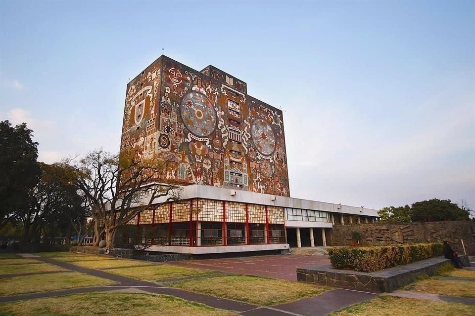 AMLO volvió a criticar a la UNAM y ahora acusó que la Universidad no convocó a médicos a atender pandemia sino que 'se fueron a sus casas'.