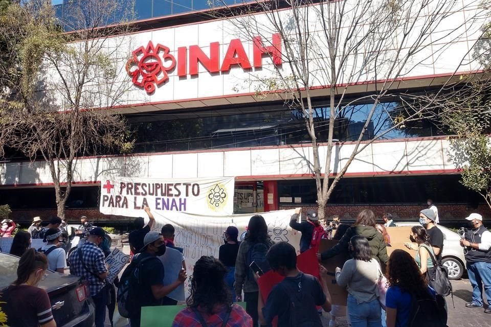 La comunidad de la ENAH inició esta mañana un plantón frente a las oficinas del INAH.