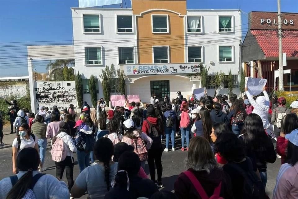 Así fue vandalizado por normalistas el edificio de la Subsecretaría de Educación Media Superior y Superior (SEMSyS) ubicado en el centro de Morelia, Michoacán.