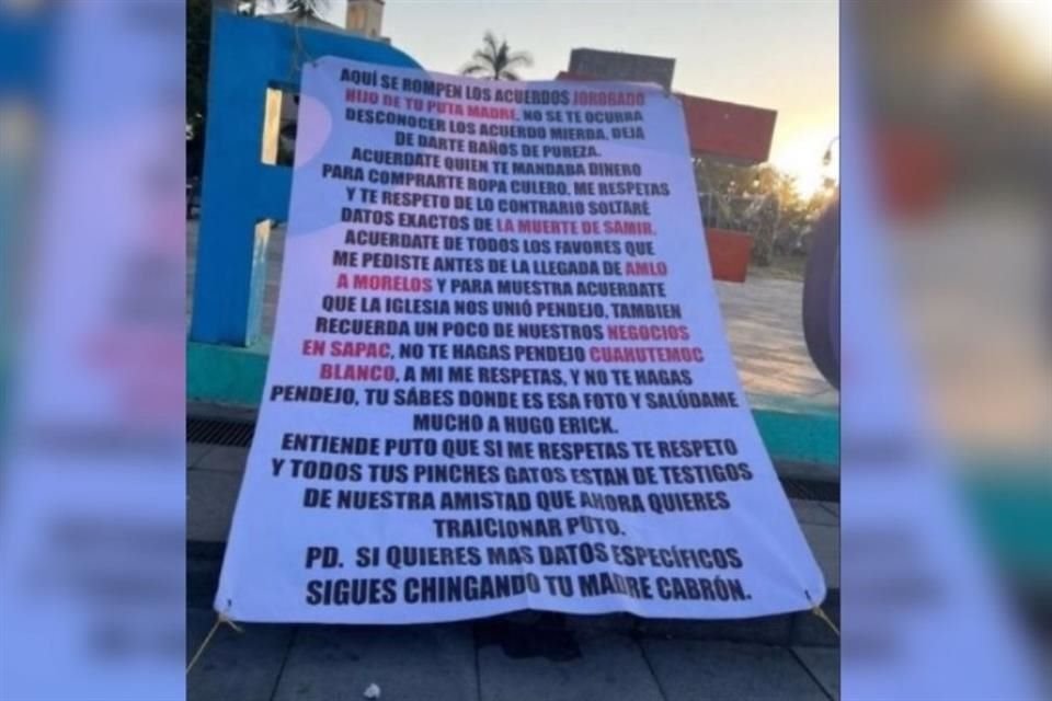 En la manta se acusa a Blanco Bravo de recibir dinero de presuntos grupos criminales y de conocer datos exactos sobre el asesinato del activista Samir Flores.