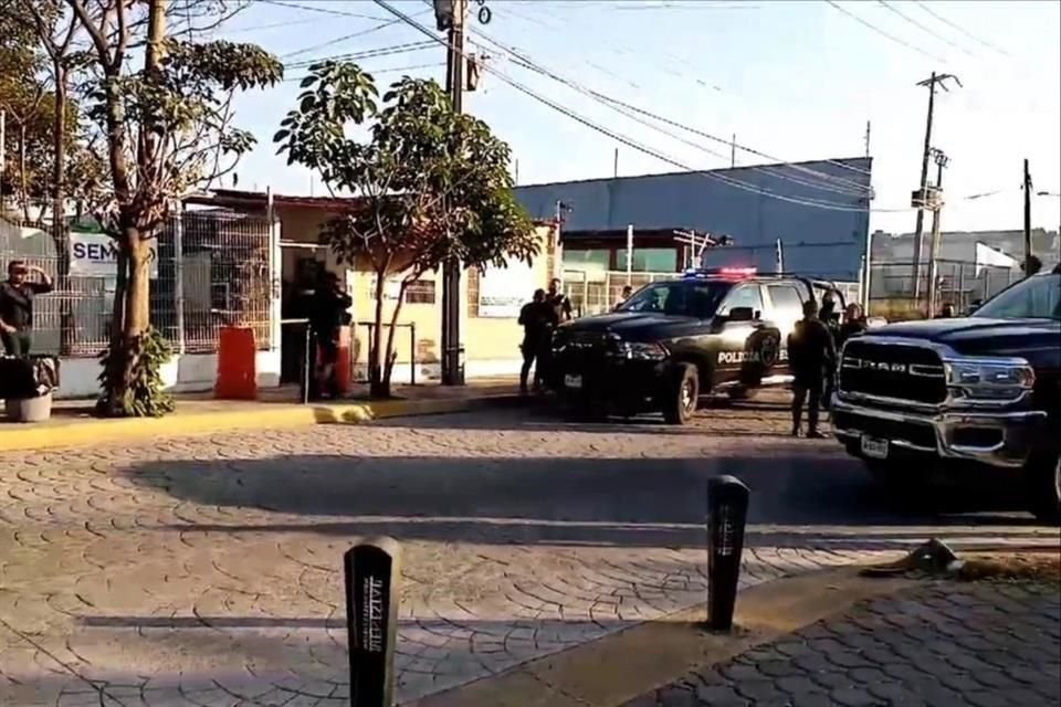 El martes, integrantes de Fundej que esperaban en el exterior del Semefo para recibir los restos de los hijos de Consuelo Hernández y Guadalupe Ayala, fueron amedrentados por policías.