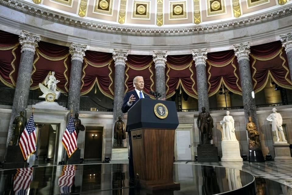 Joe Biden desde la Sala de las Estatuas del Capitolio de Eu, en el aniversario de la irrupción de los trumpistas.