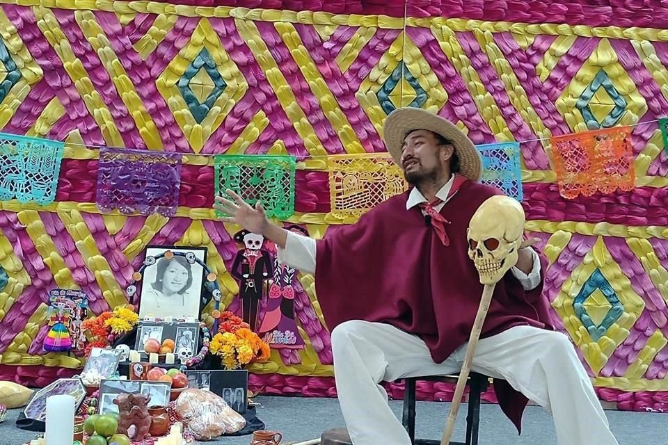 Todavía el pasado 31 de octubre, Víctor Chi y su familia cumplieron con una presentación en el Complejo Cultural Los Pinos, en la Feria de las Calacas, pese al adeudo sin saldar.