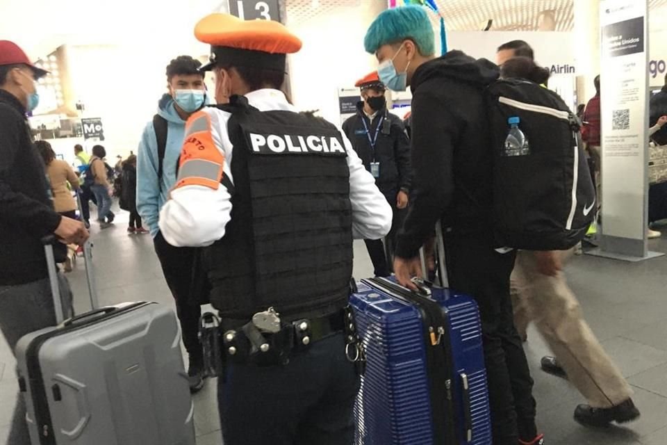 Fernando Gómez, analista de la industria, dijo que el protocolo del aeropuerto debe contemplar mayor disposición de personal para la revisión física y equipamiento para la electrónica y automática, así como binomios caninos.