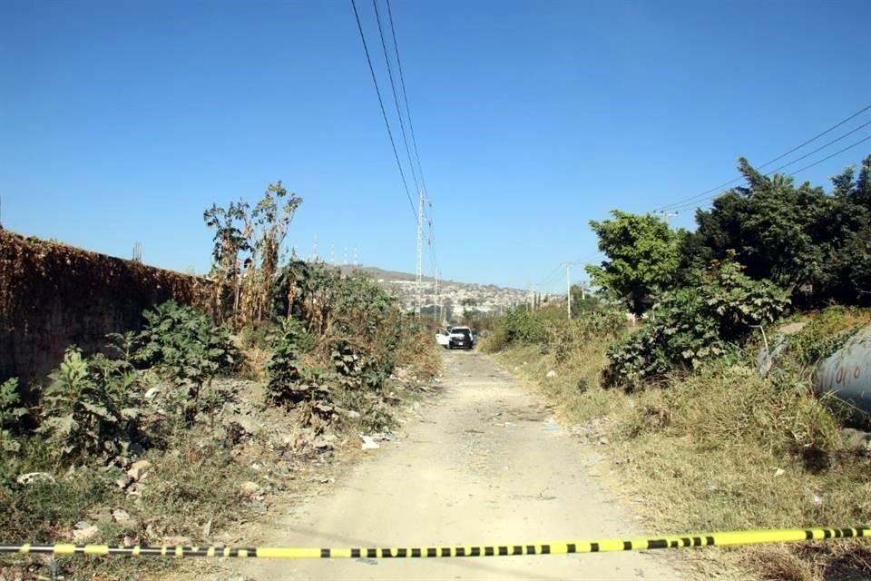 El cuerpo estaba entre la maleza y fue asegurado por peritos del Instituto Jalisciense de Ciencias Forenses.